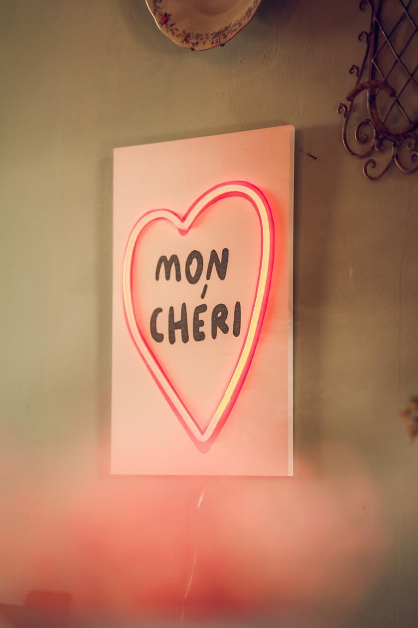 Insegna al neon a forma di cuore con la scritta Mon Chéri