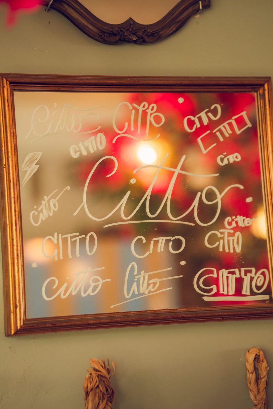 Specchio con la scritta Citto disegnata a mano