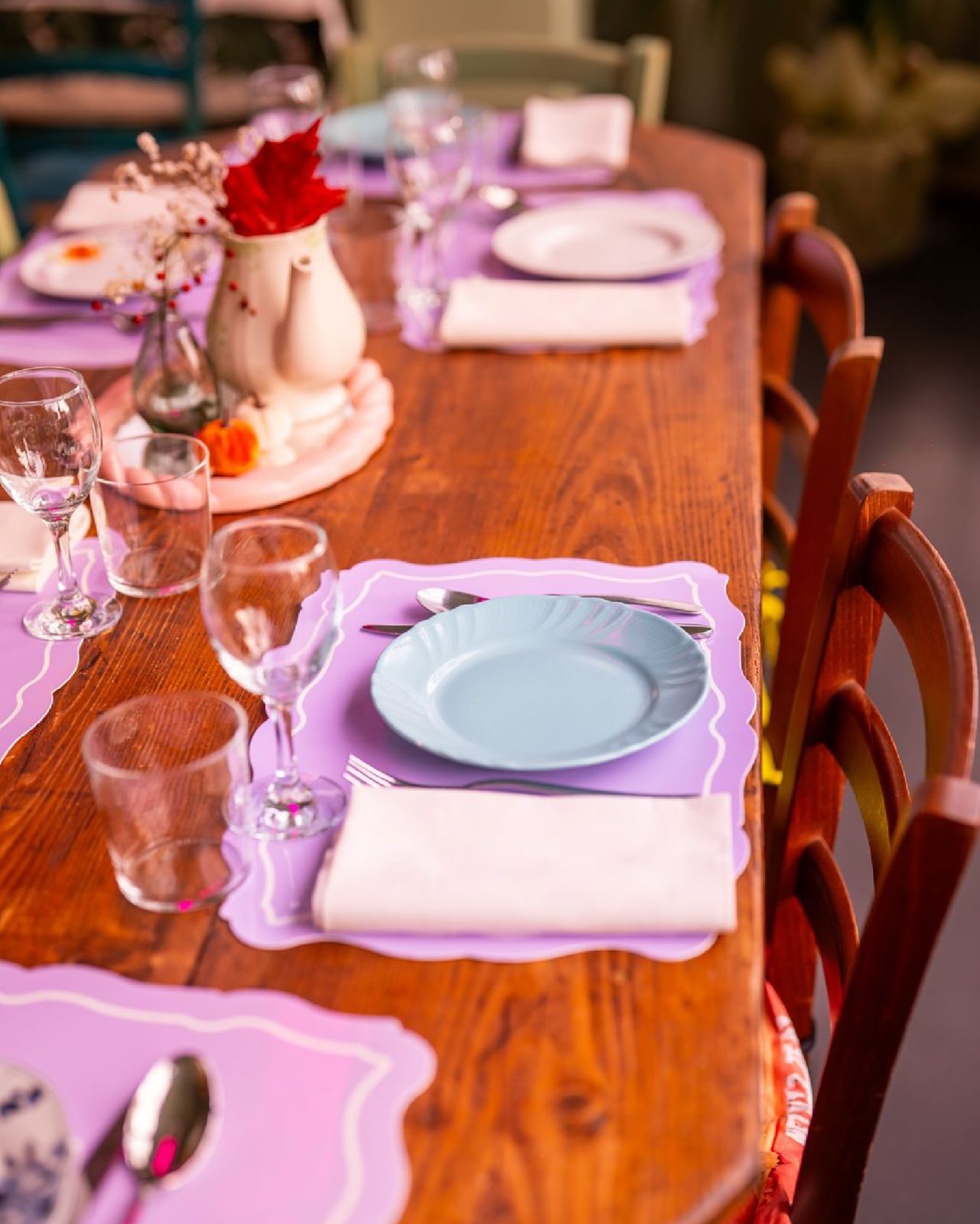 Tavolo apparecchiato con tovagliette lilla