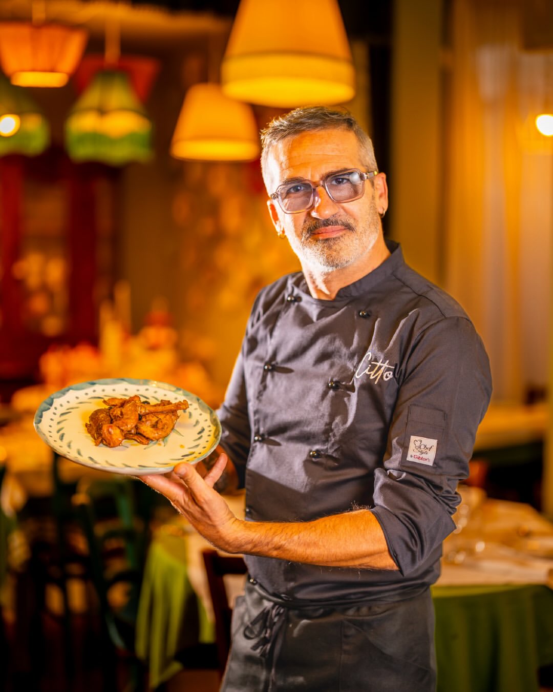Chef Fabio con un piatto di cucina marchigiana