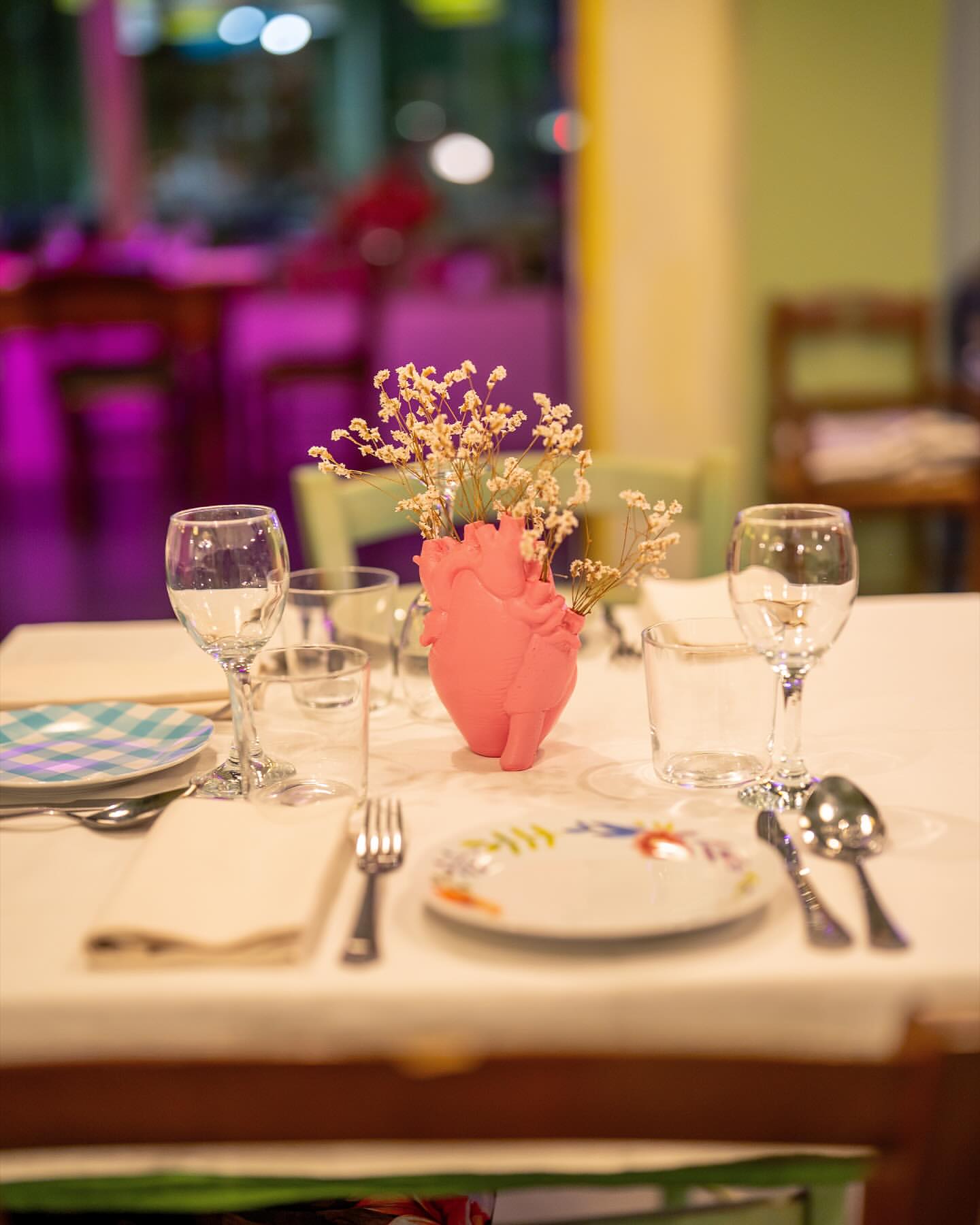 Tavolo apparecchiato con centrotavola