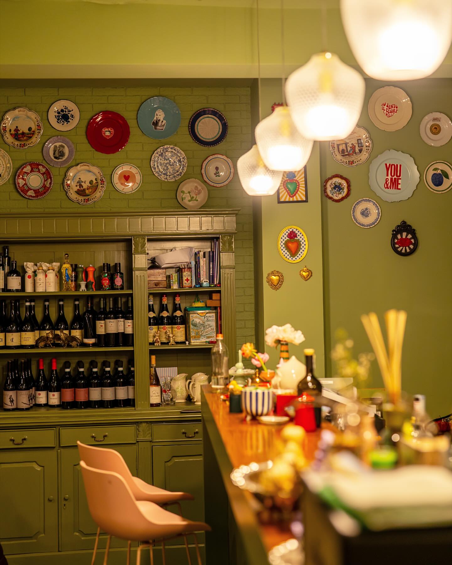 Dettaglio del bancone e parete decorata