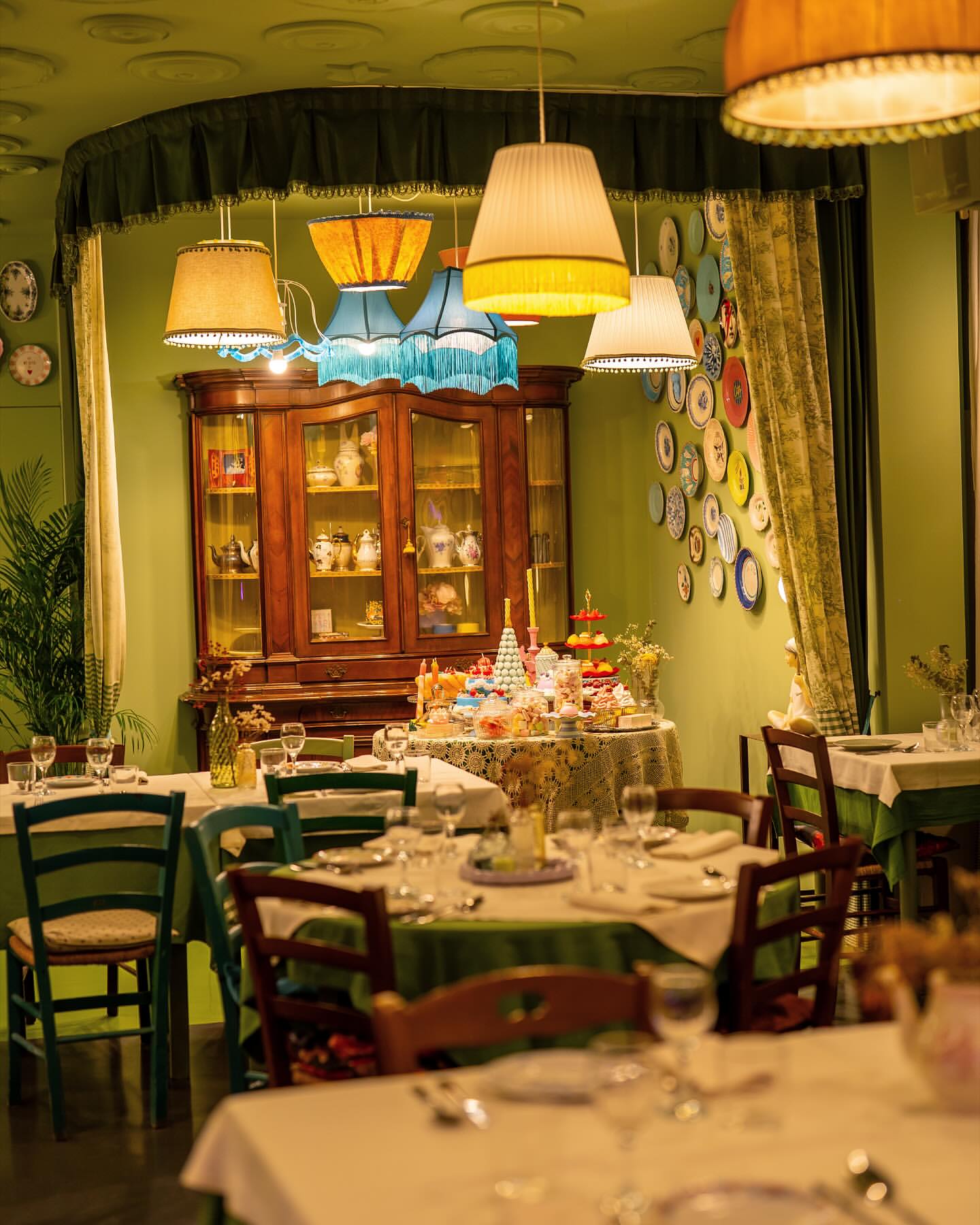 Vista della sala con ceramiche colorate