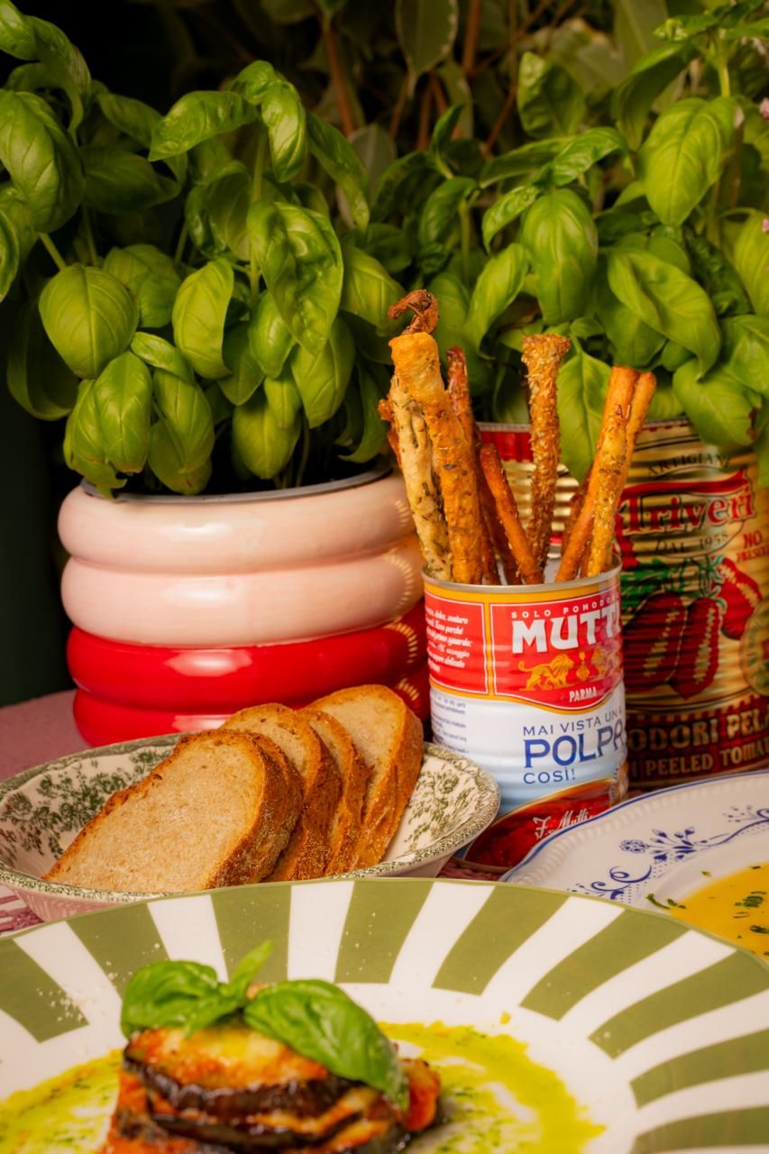 La tavola del Citto con basilico fresco, grissini e pane