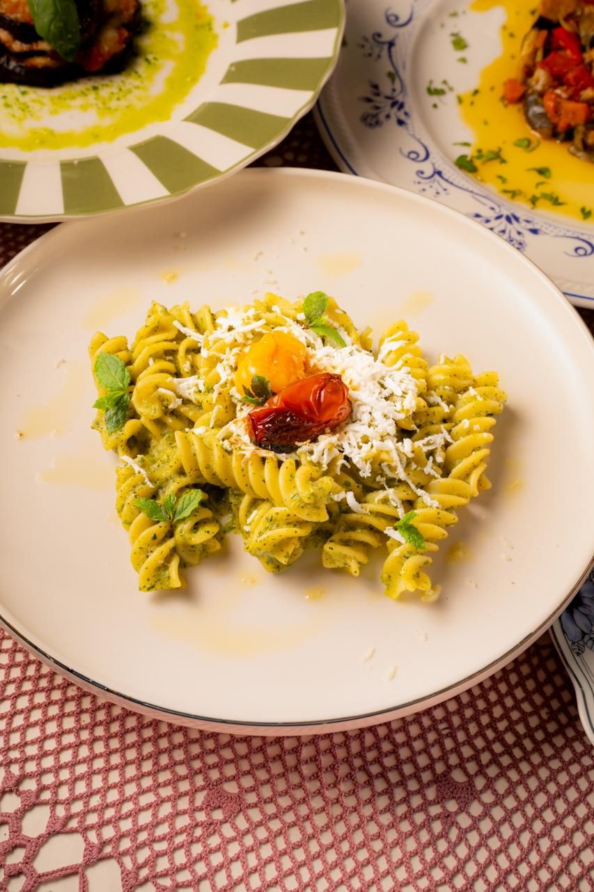 Fusilli con crema di zucchine, ricotta salata, basilico e menta
