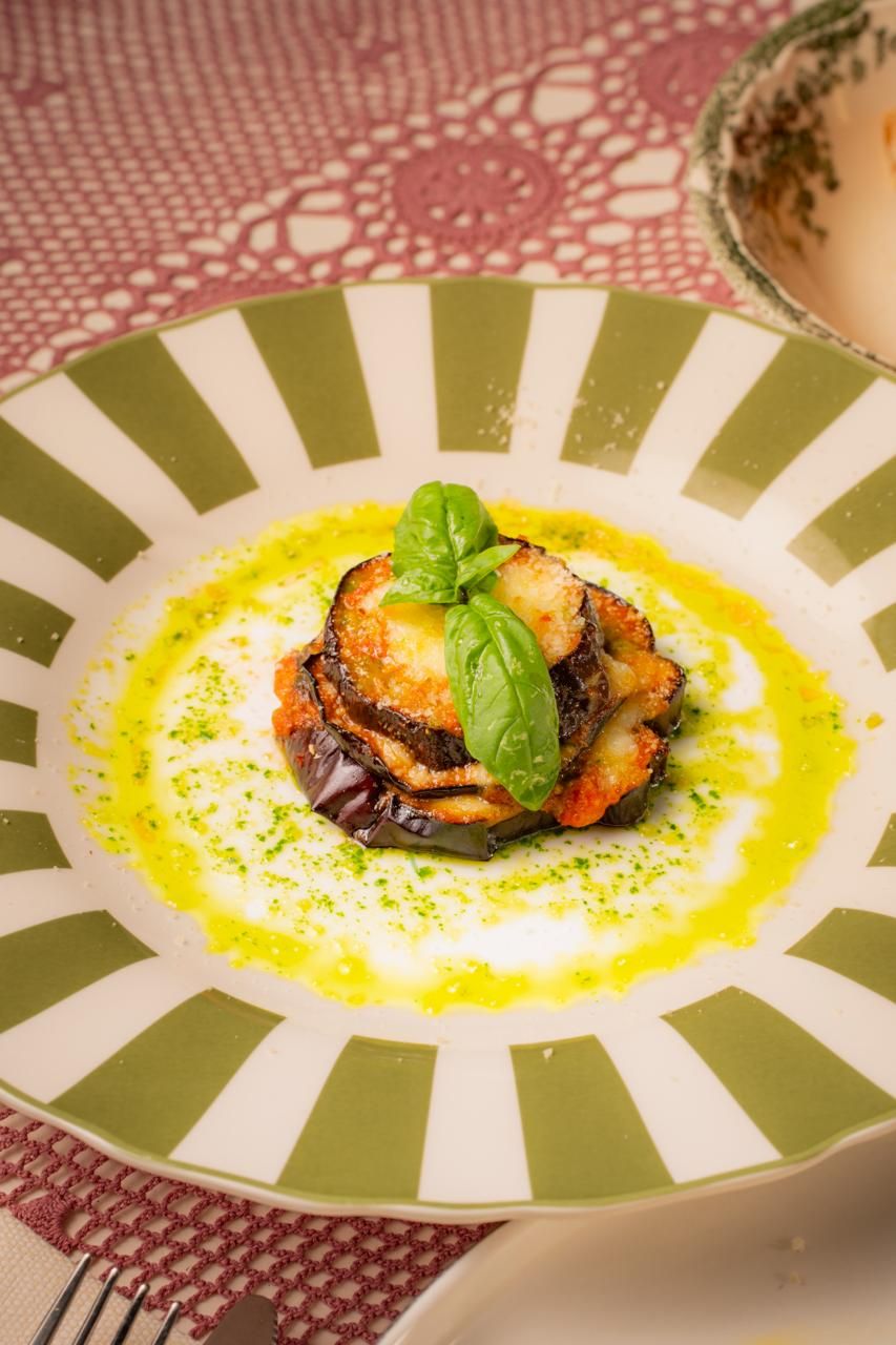 Parmigiana di melanzane con basilico fresco