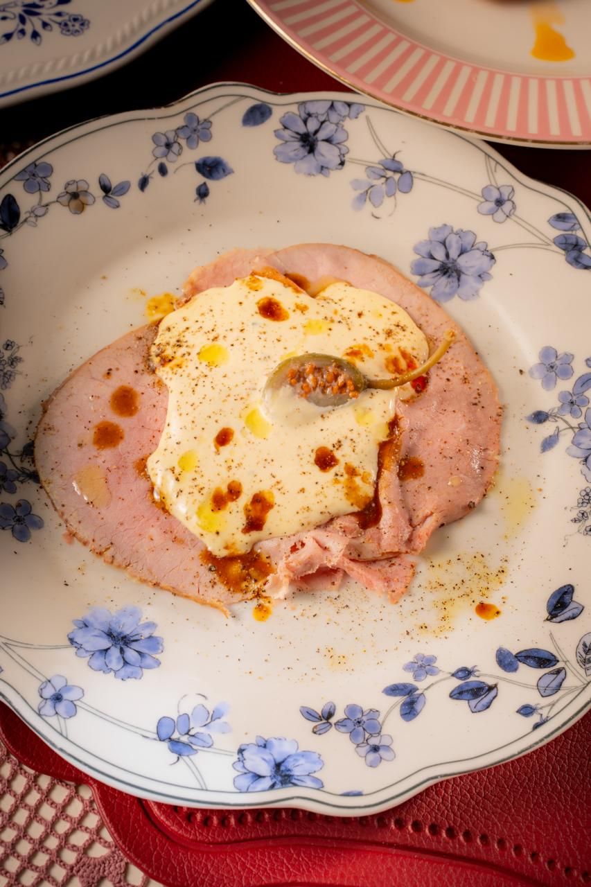 Vitello tonnato con capperi su ceramica a fiori blu