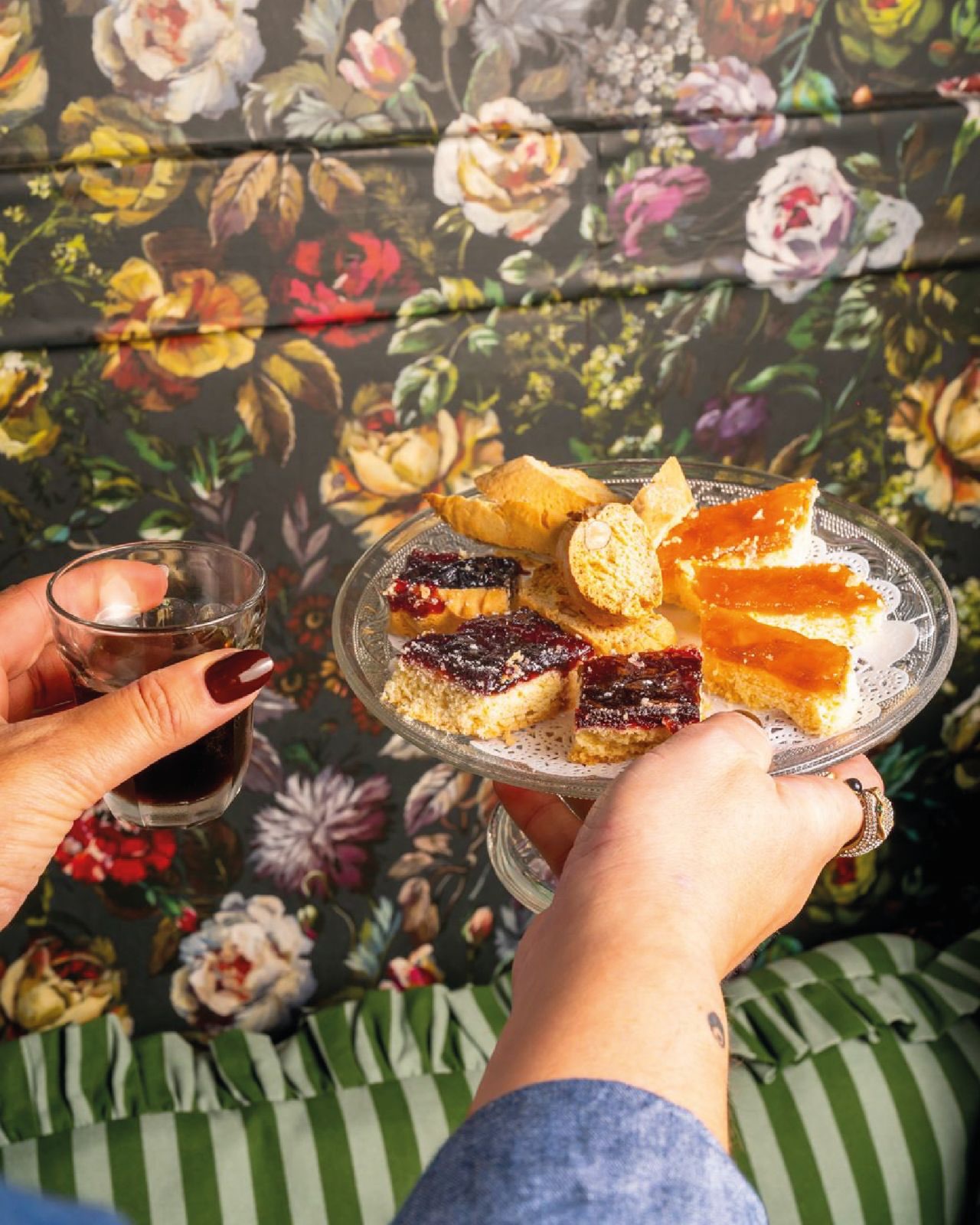 Vino cotto e dolcetti della casa